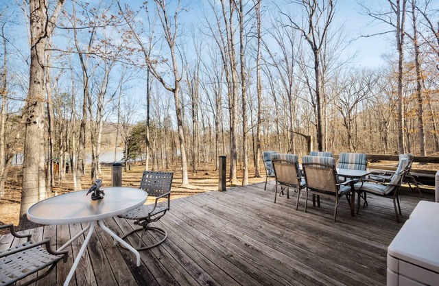 Lakefront w Water Toys, Deck, Fire Pit & Grill