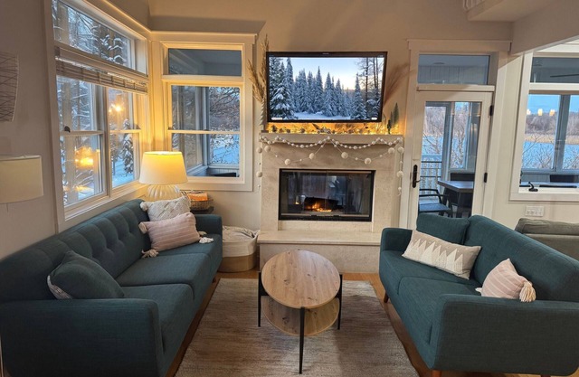 Lakefront w/your own sandy beach! Sleeps 17. Family friendly! NO PETS