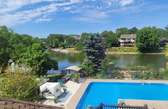 Lakefront walk-out basement with private Pool, Hot Tub, Sauna and Pool Table 🏖