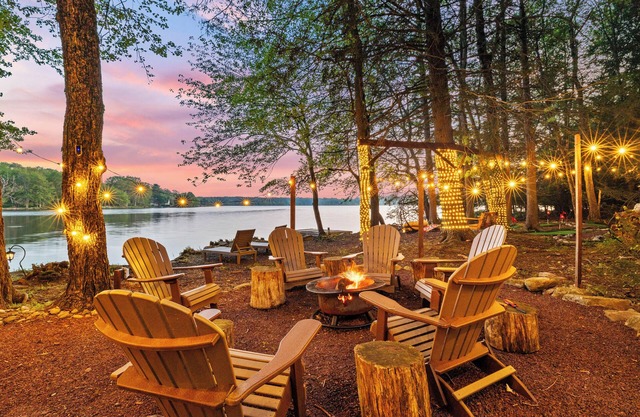 Lakehouse w/Kayaks, MiniGolf, Sauna, HotTub, Swings and playground for Kids!