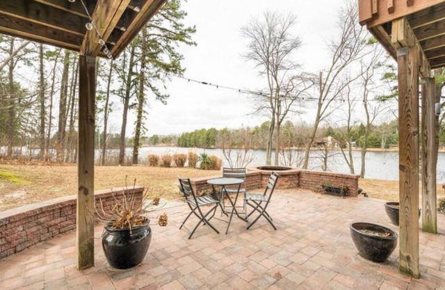 Lakehouse with Gorgeous View - Family Friendly!