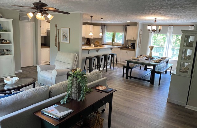 LakeLocked-3-bedroom family-friendly home, 1.6 miles from Fairy Stone State Park