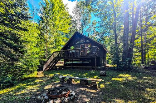 Lakes, Beaches, Pool, Golf, Trails Michigan Cabin