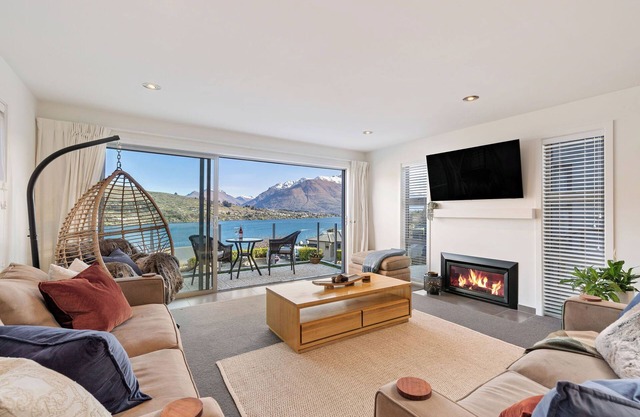 Lakes Views on De La Mare Place, 3 BDR, Free Wi-Fi