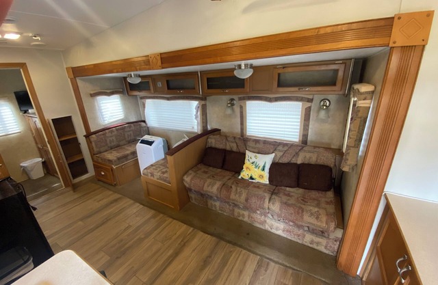 Lakeside 2-bedroom RV in charming Hartsville with AC, WiFi