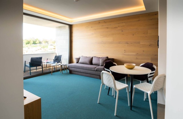 Lakeside Apartment 4