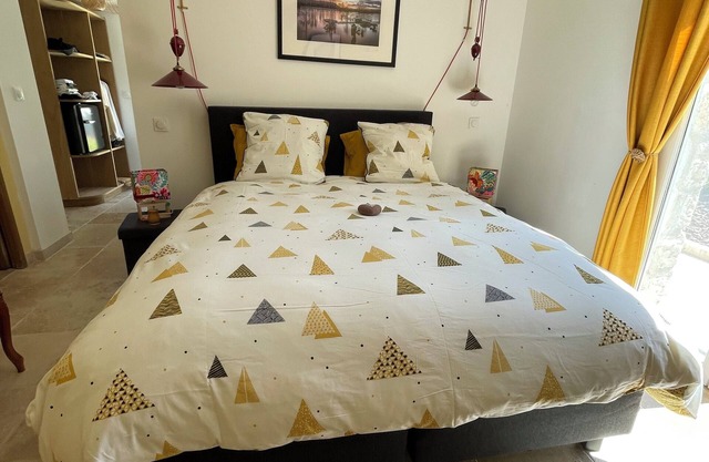 Lakeside bed and breakfast with farmhouse breakfast, Jacuzzi, swimming pool