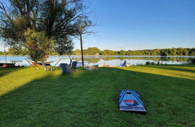 Lakeside Bliss - Charming Lakehouse