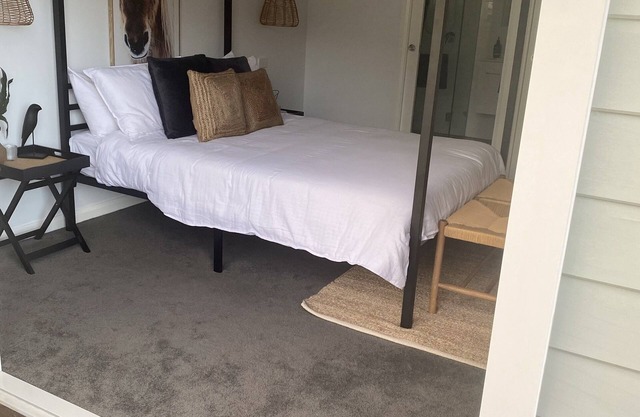Lakeside Boathouse - Stylish 2 bedroom 2 bathroom Lakeside Cottage sleeps 6