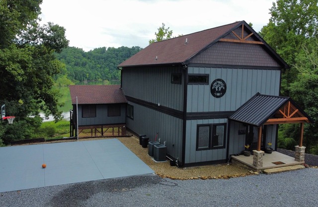 Lakeside Cabin: Gated Comm/Pool Access/Private B-Ball Court/Fire Pit/Easy Access