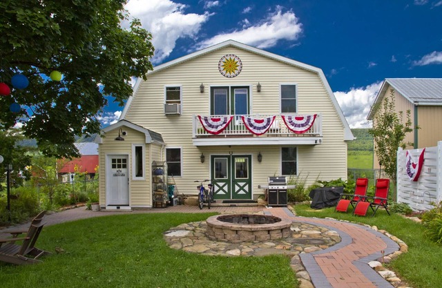 Lakeside Carriage House at Leaser Lake B and B - cozy, comfortable, country