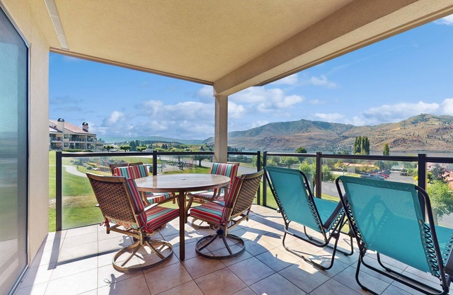 Lakeside condo with gas grill, shared pools, Wifi and W/D