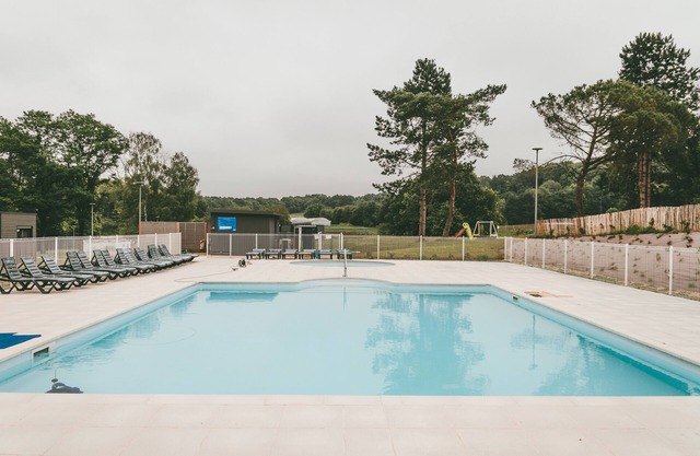 Lakeside Cottage with Seasonal Pool and WIFI