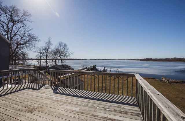 Lakeside Cottage with Inspiring Views! Master Bedroom & Lakeside Decks!