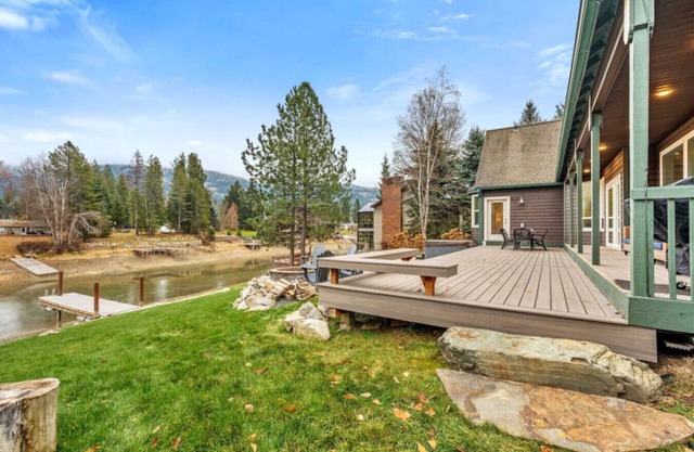 Lakeside Escape in Sagle w/Mountain Views