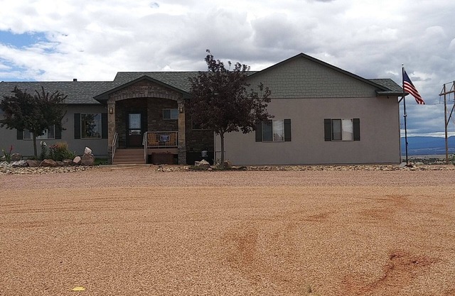 lakeside hideaway walk out basement private entrance, large patio very quiet