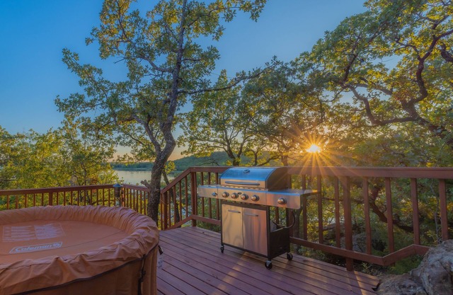 Lakeside Hideaway with amazing views