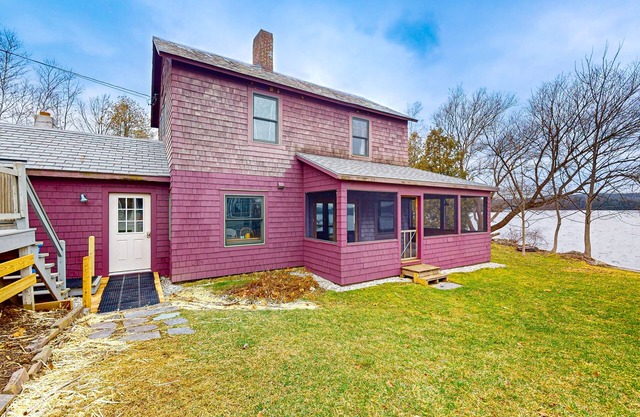 Lakeside house, waterfront views, kayak launch, wrap-around porch, w/d, wifi