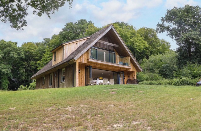 LAKESIDE LODGE, family friendly, with a garden in Burwash