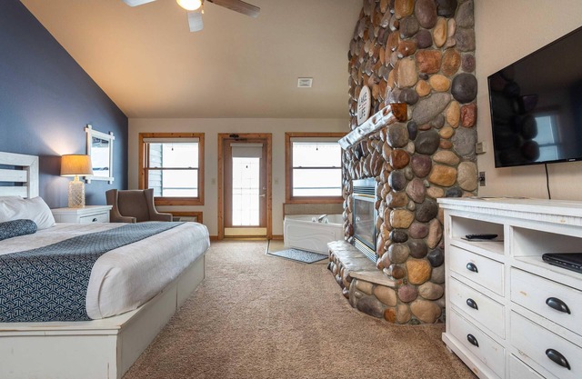 Lakeside Lodge King Room w/Jacuzzi Tub & Views of Gull Lake - Pet Friendly!