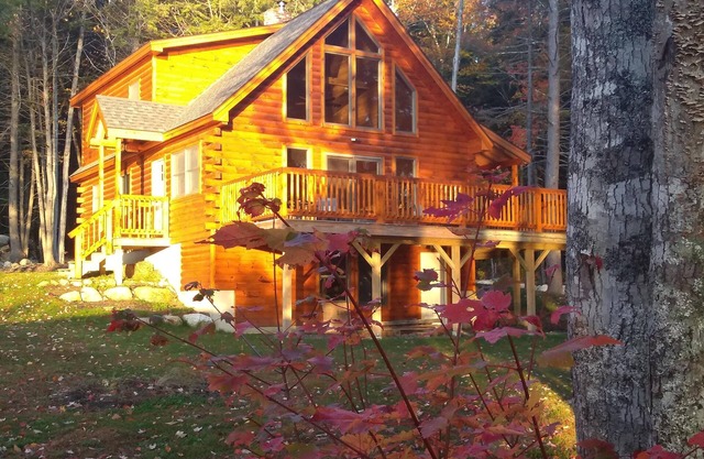 Lakeside Log Home near Acadia NP - peak foliage is here. BOOK NOW Oct. 14th-17th