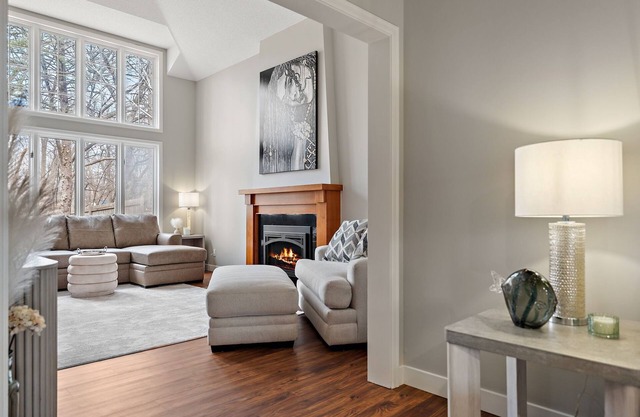 Lakeside Luxury for Every Kind of Guest - - 5-Bedroom Escape for Making Memories