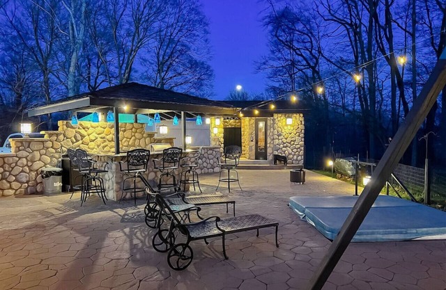 ~Lakeside Oasis~ Waterfront w/HotTub, Sauna & Dock