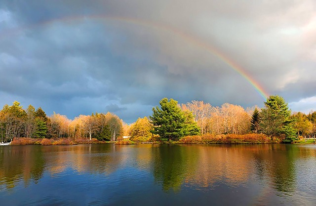 LAKESIDE ON LAKE NAOMI - boats, hot tub, beach, dock. Dogs OK. NO EXTRA FEES