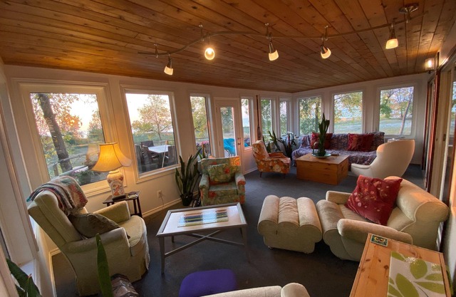 Lakeside Retreat w/panoramic lake views, swim spa & Yoga/Meditation/Art studio
