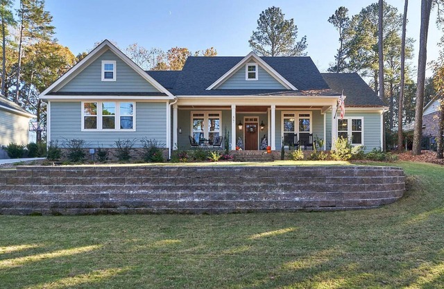 Lakeside Serenity: Pines & Tranquility. nYour home for the 2024 US Open