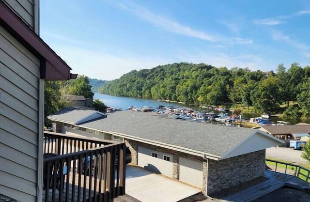 Lakeside Townhouse close to highways & town center