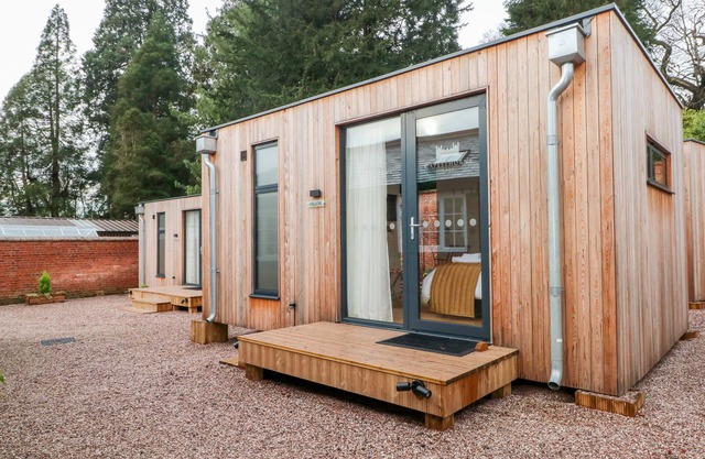 LAKESIDE VILLAGE LODGES & THE POTTING SHED in Macclesfield
