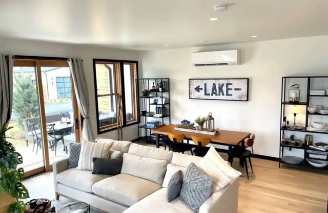Lakeside Wapato Point Retreat-Pool, Beach, Hot Tub