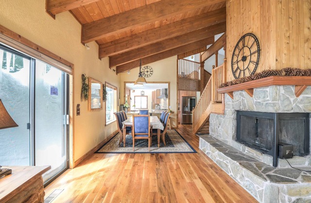 Lakeview, 4200sqft, SternPinball, EVcharger, fireplace, office+GameRm, Northstar