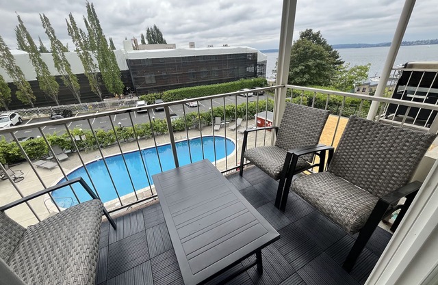 Lakeview condo steps to famous Lake Street, Kirkland