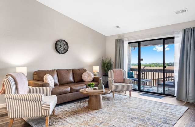 Lakeview Condo: centrally located w/access to pickleball & pool