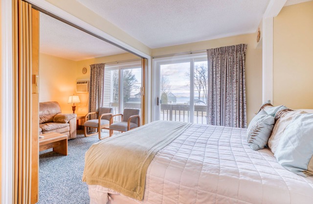 Lakeview condo with tennis, sauna, and a private beach