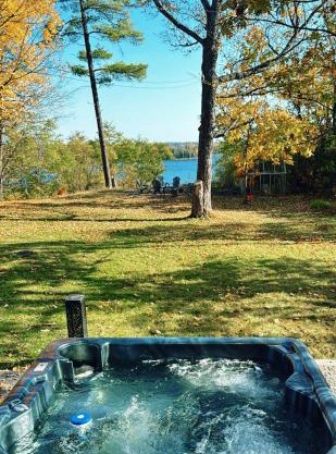 Lakeview Cottage with Private Jacuzzi