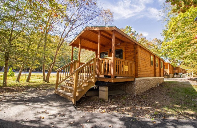 Lakeview, Cozy Cottage, Resort Access!