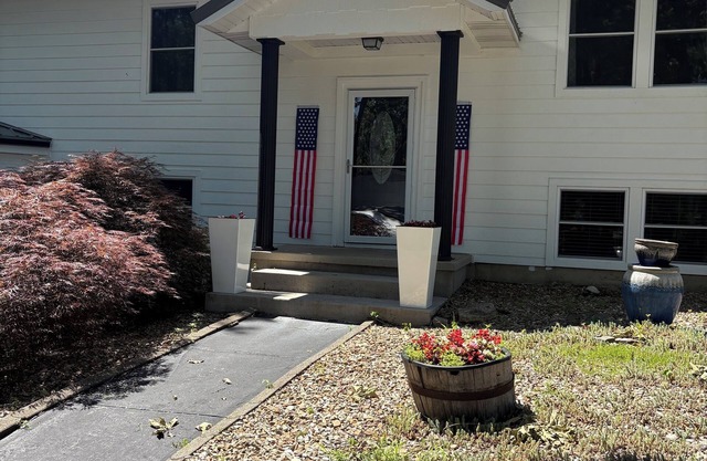 Lakeview Family Home Getaway, Near Bridge, Great Location!