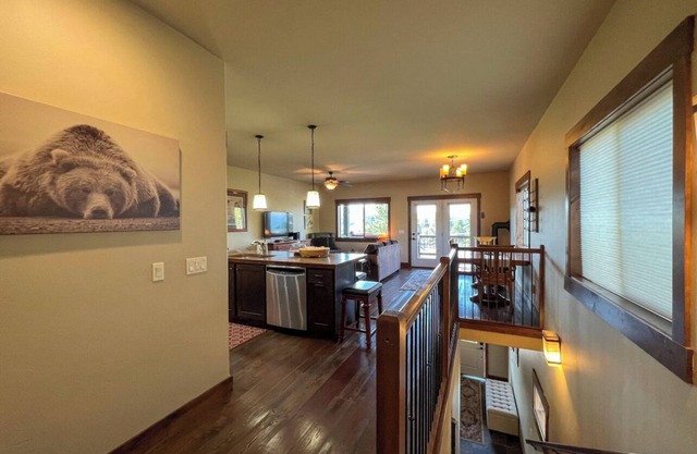 Lakeview Getaway-Walk To Downtown Bigfork, Rated #1 Lake town in USA