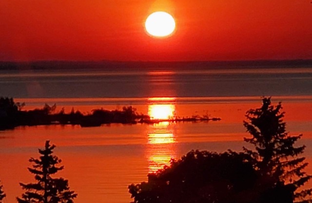 Lakeview Getaway with stunning sunrises