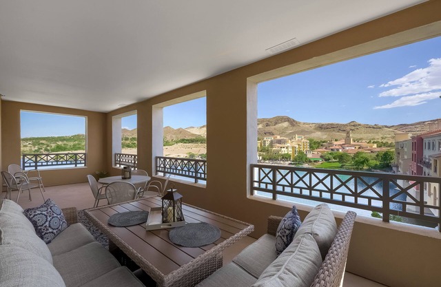 Lakeview Haven: Unwind with Panoramic Serenity