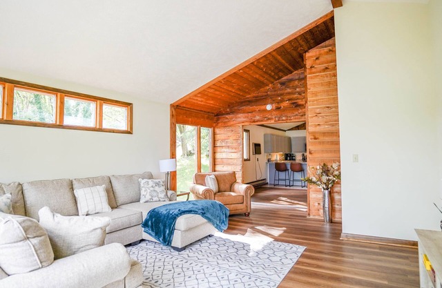 Lakeview Landing, pet friendly lake front home on Boone Lake