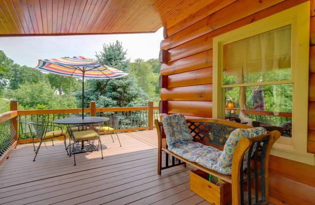 ‘Lakewood Lodge’ Escape w/Fire Pit