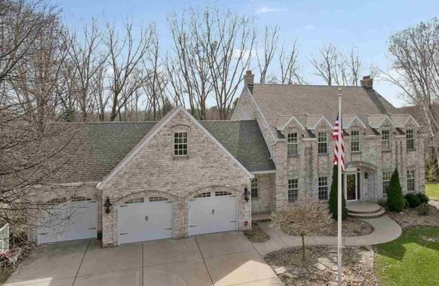 Lambeau Field retreat 1.6 Miles from Lambeau n2k sqft Lower level Luxury Walkout
