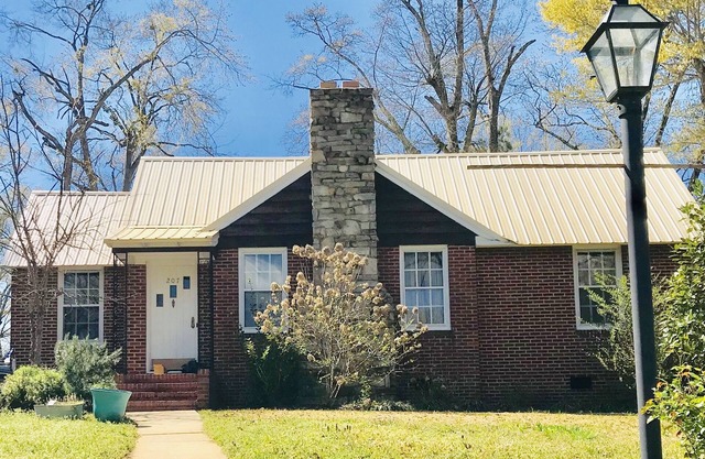 Lamplight Cottage, easy walk to Main Street!