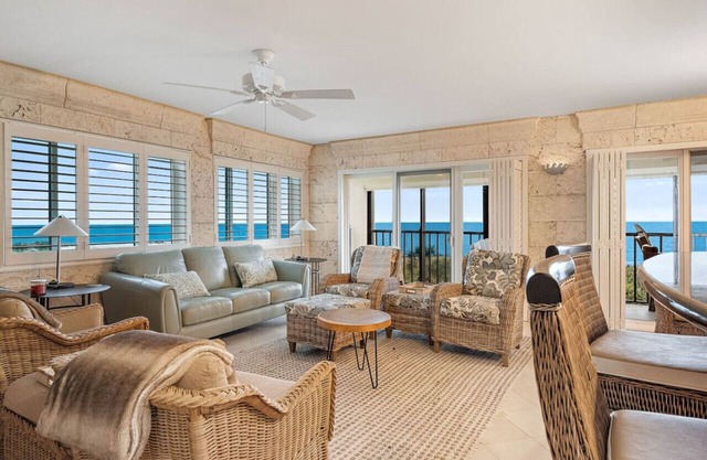 Land's End Beachfront Elegance: Top Floor Corner