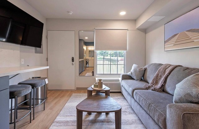 Landing | Beautiful Studio in Downtown Hermitage