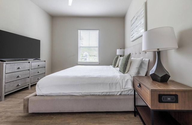 Landing | Chic 2BD, Clubhouse, Pool